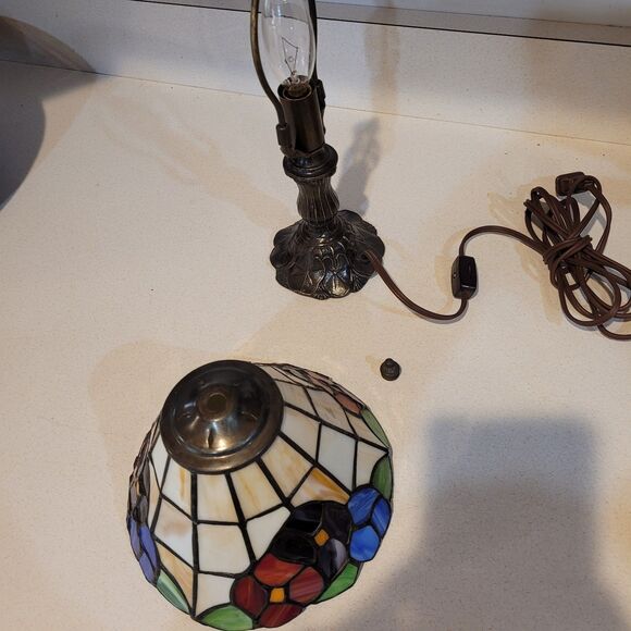 Vtg Tiffany Style Stained Glass Floral Mosaic Table Lamp Metal base 11.5" tall - Picture 11 of 12